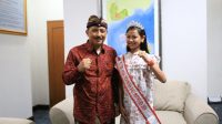 PENJABAT Bupati Klungkung, I Nyoman Jendrika, menerima Caitlyn Muni Chandra, Finalis Putri Anak Indonesia Bali Pariwisata 2024, Kamis (24/10/2024). Foto: ist PENJABAT Bupati Klungkung, I Nyoman Jendrika, menerima Caitlyn Muni Chandra, Finalis Putri Anak Indonesia Bali Pariwisata 2024, Kamis (24/10/2024). Foto: ist