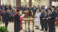 PIMPINAN DPRD Bali periode 2024-2029 saat dilantik dan diambil sumpah oleh rohaniawan. Foto: ist PIMPINAN DPRD Bali periode 2024-2029 saat dilantik dan diambil sumpah oleh rohaniawan. Foto: ist