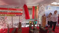 KADISDIKPORA Kota Denpasar, A.A. Gede Wiratama, didampingi Kasek I Wayan Sugianta, saat meluncurkan Sekolah Ramah Anak SMPN 7 Denpasar bertepatan dengan perayaan HUT ke-42 SMPN 7 Denpasar, Rabu (16/10/2024). Foto: tra KADISDIKPORA Kota Denpasar, A.A. Gede Wiratama, didampingi Kasek I Wayan Sugianta, saat meluncurkan Sekolah Ramah Anak SMPN 7 Denpasar bertepatan dengan perayaan HUT ke-42 SMPN 7 Denpasar, Rabu (16/10/2024). Foto: tra