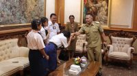 TIGA Siswa SMPN 12 Denpasar yang akan mengikuti Lomba Cerdas Cermat Museum Tingkat Nasional di Jakarta beraudiensi dengan Pjs. Wali Kota Denpasar, I Dewa Gede Mahendra Putra pada Senin (28/10/2024). Foto: ist TIGA Siswa SMPN 12 Denpasar yang akan mengikuti Lomba Cerdas Cermat Museum Tingkat Nasional di Jakarta beraudiensi dengan Pjs. Wali Kota Denpasar, I Dewa Gede Mahendra Putra pada Senin (28/10/2024). Foto: ist
