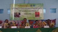 KEPALA Dinas Pendidikan, Kepemudaan dan Olahraga (Disdikpora) Kota Denpasar, A.A. Gede Wiratama; didampingi Kepala SMPN 7 Denpasar, I Wayan Sugianta (paling kiri) saat membuka kegiatan pengimbasan coaching clinic, turnamen mini soccer, dan sains di SMPN 7 Denpasar, Senin (21/10/2024). Foto: ist KEPALA Dinas Pendidikan, Kepemudaan dan Olahraga (Disdikpora) Kota Denpasar, A.A. Gede Wiratama; didampingi Kepala SMPN 7 Denpasar, I Wayan Sugianta (paling kiri) saat membuka kegiatan pengimbasan coaching clinic, turnamen mini soccer, dan sains di SMPN 7 Denpasar, Senin (21/10/2024). Foto: ist