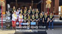 SEJUMLAH delegasi Internasional saat mengunjungi SMPN 9 Denpasar, dalam rangkaian Gateways Study Visit Indonesia (GSVI) 2024; didampingi Direktur SMP Kemendikbudristek, Ir. Imran, S.Kom.,MT. (paling kanan); disambut Kepala SMPN 9 Denpasar, Ni Wayan Raiyani; didampingi Kepala Dinas Pendidikan Kepemudaan dan Olahraga (Disdikpora) Kota Denpasar, A.A. Gede Wiratama. Foto: ist SEJUMLAH delegasi Internasional saat mengunjungi SMPN 9 Denpasar, dalam rangkaian Gateways Study Visit Indonesia (GSVI) 2024; didampingi Direktur SMP Kemendikbudristek, Ir. Imran, S.Kom.,MT. (paling kanan); disambut Kepala SMPN 9 Denpasar, Ni Wayan Raiyani; didampingi Kepala Dinas Pendidikan Kepemudaan dan Olahraga (Disdikpora) Kota Denpasar, A.A. Gede Wiratama. Foto: ist