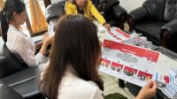 STAF pendukung di KPU Bali melipat surat suara untuk simulasi pemungutan dan penghitungan suara Pilkada Serentak 2024. Foto: hen STAF pendukung di KPU Bali melipat surat suara untuk simulasi pemungutan dan penghitungan suara Pilkada Serentak 2024. Foto: hen