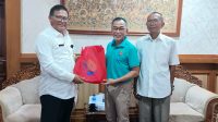 SEKDA Alit Wiradana saat menerima audiensi dari Ketua Panitia SVF 2024, Ida Bagus Gede Sidharta Putra, Rabu (9/10/2024) di Kantor Wali Kota Denpasar. Foto: ist SEKDA Alit Wiradana saat menerima audiensi dari Ketua Panitia SVF 2024, Ida Bagus Gede Sidharta Putra, Rabu (9/10/2024) di Kantor Wali Kota Denpasar. Foto: ist