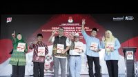 TIGA paslon Pilgub NTB terlihat kompak menunjukkan jari mereka usia debat perdana pada Rabu (23/10/2024) malam. Foto: ist TIGA paslon Pilgub NTB terlihat kompak menunjukkan jari mereka usia debat perdana pada Rabu (23/10/2024) malam. Foto: ist