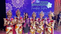 cbd76e6c5a7e45da9e26bef9482ab5b3 KEPALA SMP PGRI 2 Denpasar, Ayu Sri Wahyuni, bersama penari "Siwa Abhipraya" usai tampil di event Youth Educational Friendship Festival (YEFF), mewakili Indonesia, di Dharma Negara Alaya, Minggu (27/10/2024). Tari "Siwa Abhipraya" sukses meraih meraih gold award dan runner up II Overall Winner di panggung dunia itu. Foto: ist