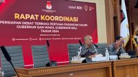 rakor KPU Bali ANGGOTA KPU Bali, John Darmawan (kiri), memaparkan teknis pelaksanaan debat perdana Pilgub Bali 2024 yang akan diselenggarakan di Hotel Prime Plaza Sanur pada Rabu (30/10/2024) mendatang, saat rapat koordinasi bersama tim perumus debat dan LO paslon di KPU Bali, Jumat (25/10/2024). Foto: Gus Hendra
