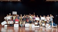 PARA juara, dewan juri, dan panitia usai pengumuman pemenang dalam Festival Teater Berbahasa Bali bagi siswa SMA/SMK se-Bali yang digelar Balai Bahasa Provinsi Bali. Foto: ist PARA juara, dewan juri, dan panitia usai pengumuman pemenang dalam Festival Teater Berbahasa Bali bagi siswa SMA/SMK se-Bali yang digelar Balai Bahasa Provinsi Bali. Foto: ist