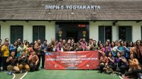 DISDIKPORA Kota Denpasar, melaksanakan studi tiru dengan menyasar SMPN 5 Yogyakarta. Pelaksanaan studi tiru yang bertujuan guna menambah meningkatkan kapasitas pengawas sekolah serta inovasi Dinas Pendidikan, Kepemudaan dan Olahraga (Disdikpora) Kota Denpasar ini dipimpin Kadisdikpora Kota Denpasar, Anak Agung Gede Wiratama, yang diterima Kepala SMPN 5 Yogyakarta, Siti Arina Budiastuti, pada Rabu (6/11/2024). Foto: tra DISDIKPORA Kota Denpasar, melaksanakan studi tiru dengan menyasar SMPN 5 Yogyakarta. Pelaksanaan studi tiru yang bertujuan guna menambah meningkatkan kapasitas pengawas sekolah serta inovasi Dinas Pendidikan, Kepemudaan dan Olahraga (Disdikpora) Kota Denpasar ini dipimpin Kadisdikpora Kota Denpasar, Anak Agung Gede Wiratama, yang diterima Kepala SMPN 5 Yogyakarta, Siti Arina Budiastuti, pada Rabu (6/11/2024). Foto: tra