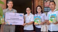PENYERAHAN bantuan TJSL PT Jasa Raharja Bali berupa bantuan buku bacaan bermutu dan berjenjang untuk meningkatkan budaya literasi diserahkan langsung, Kepala Cabang PT Jasa Raharja Cabang Bali, Benyamin Bob Panjaitan, dan diterima langsung Kepala SDN 2 Penatih, Ni Wayan Sri Sukanadi, Rabu (20/11/2024). Foto: tra PENYERAHAN bantuan TJSL PT Jasa Raharja Bali berupa bantuan buku bacaan bermutu dan berjenjang untuk meningkatkan budaya literasi diserahkan langsung, Kepala Cabang PT Jasa Raharja Cabang Bali, Benyamin Bob Panjaitan, dan diterima langsung Kepala SDN 2 Penatih, Ni Wayan Sri Sukanadi, Rabu (20/11/2024). Foto: tra