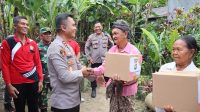 KAPOLRES Tabanan, AKBP Chandra Citra Kesuma, ketika menyambangi keluarga I Wayan Categ di Banjar Belanban, Desa Petiga, Kecamatan Marga, Tabanan, Minggu (10/11/2024). Foto: ist KAPOLRES Tabanan, AKBP Chandra Citra Kesuma, ketika menyambangi keluarga I Wayan Categ di Banjar Belanban, Desa Petiga, Kecamatan Marga, Tabanan, Minggu (10/11/2024). Foto: ist
