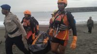EVAKUASI jenazah Gudfridus Funai yang terseret arus di Pantai Mertasari pada Minggu (1/12/2024), akhirnya ditemukan tim SAR Gabungan pada Senin (2/12/2024) sore Pantai Gumicik, Gianyar. Foto: ist EVAKUASI jenazah Gudfridus Funai yang terseret arus di Pantai Mertasari pada Minggu (1/12/2024), akhirnya ditemukan tim SAR Gabungan pada Senin (2/12/2024) sore Pantai Gumicik, Gianyar. Foto: ist