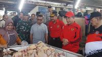 BUPATI Karangasem, I Gede Dana, bersama Wakil Bupati Wayan Artha Dipa, Forkopimda, dan Kepala Dinas Koperasi, Usaha Kecil Menengah, Perindustrian, dan Perdagangan (Koperindag) Karangasem melakukan monitoring harga kebutuhan pokok di sejumlah pasar tradisional, Minggu (22/12/2024). Foto: ist BUPATI Karangasem, I Gede Dana, bersama Wakil Bupati Wayan Artha Dipa, Forkopimda, dan Kepala Dinas Koperasi, Usaha Kecil Menengah, Perindustrian, dan Perdagangan (Koperindag) Karangasem melakukan monitoring harga kebutuhan pokok di sejumlah pasar tradisional, Minggu (22/12/2024). Foto: ist