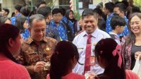 CAMAT Denpasar Barat, Ida Bagus Made Purwanasara; didampingi Kepala SMK PGRI 4 Denpasar, I Ketut Suarya, saat meninjau booth Fourgriska Expo 2024. Foto: ist CAMAT Denpasar Barat, Ida Bagus Made Purwanasara; didampingi Kepala SMK PGRI 4 Denpasar, I Ketut Suarya, saat meninjau booth Fourgriska Expo 2024. Foto: ist