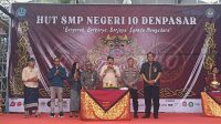 HUT ke-40 SMPN 10 Denpasar alias Spenda digelar meriah penuh makna pada Selasa (10/12/2024) di lapangan sekolah setempat. Puncak HUT ditandai dengan pemotongan tumpeng oleh Kepala SMPN 10 Denpasar, I Wayan Sumiara. Foto: tra HUT ke-40 SMPN 10 Denpasar alias Spenda digelar meriah penuh makna pada Selasa (10/12/2024) di lapangan sekolah setempat. Puncak HUT ditandai dengan pemotongan tumpeng oleh Kepala SMPN 10 Denpasar, I Wayan Sumiara. Foto: tra