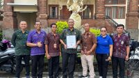 IMG-20241231-WA0010 KADISDIKPORA Kota Denpasar, Anak Agung Gede Wiratama, foto bersama dengan piagam penghargaan "Daerah Pelopor Kategori Berkembang" dari Kemendikdasmen. Foto: ist