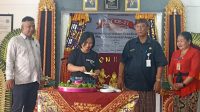 PUNCAK HUT ke-21 SMPN 11 Denpasar pada Kamis (19/12/2024) ditandai dengan pemotongan tumpeng HUT oleh Kepala SMPN 11 Denpasar, Komang Anggreni. Foto: tra PUNCAK HUT ke-21 SMPN 11 Denpasar pada Kamis (19/12/2024) ditandai dengan pemotongan tumpeng HUT oleh Kepala SMPN 11 Denpasar, Komang Anggreni. Foto: tra