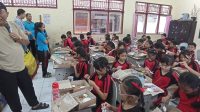 KADISDIKPORA Kota Denpasar, Anak Agung Gede Wiratama, saat mengecek uji coba Makan Bergizi Gratis di SDN 17 Dangin Puri, Sabtu (21/12/2024). Foto: ist KADISDIKPORA Kota Denpasar, Anak Agung Gede Wiratama, saat mengecek uji coba Makan Bergizi Gratis di SDN 17 Dangin Puri, Sabtu (21/12/2024). Foto: ist
