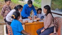 WARGA Desa Lungar dan Desa Mocok terlihat antusias mengikuti pengobatan gratis yang digelar PLN UIP Nusra yang menggandeng Puskemas Poco Leok menjelang Natal. Foto: ist WARGA Desa Lungar dan Desa Mocok terlihat antusias mengikuti pengobatan gratis yang digelar PLN UIP Nusra yang menggandeng Puskemas Poco Leok menjelang Natal. Foto: ist