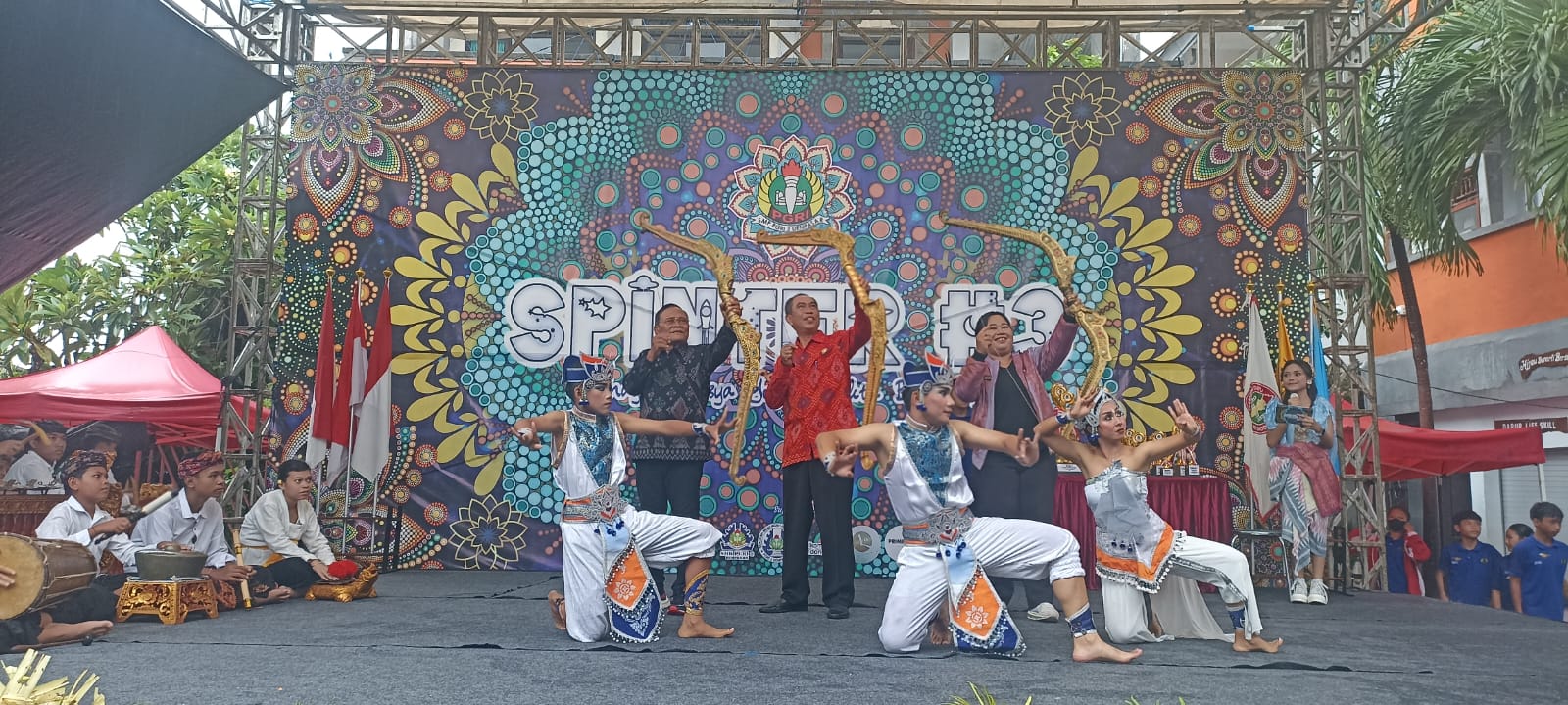 PEMBUKAAN Spiga Entrepreneurship ke-3 oleh Kabid Pembinaan SMP Disdikpora Kota Denpasar, Anak Agung Putu Gede Astara; bersama Ketua YPLP PGRI Kota Denpasar, I Nengah Madiadnyana, dan Kepala SMP PGRI 3 Denpasar, Ni Made Chandra Widayanti, ditandai dengan prosesi memanah tirta pada Selasa (10/12/2024). Foto: tra