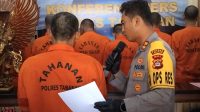 TERSANGKA Jumadi (kiri), saat diinterogasi Kapolres Tabanan, AKBP Chandra Citra Kesuma, dalam rilis kasus baru-baru ini. Foto: ist TERSANGKA Jumadi (kiri), saat diinterogasi Kapolres Tabanan, AKBP Chandra Citra Kesuma, dalam rilis kasus baru-baru ini. Foto: ist