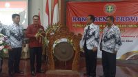 Pj. Gubernur Bali diwakili Staf Ahli Bidang PMK, I Made Sudarsana; bersama Ketua PB PGRI, Basyarudin Thayib (2 dari kanan), saat membuka Konprov PGRI Bali, Jumat (6/12/2024). Foto: tra Pj. Gubernur Bali diwakili Staf Ahli Bidang PMK, I Made Sudarsana; bersama Ketua PB PGRI, Basyarudin Thayib (2 dari kanan), saat membuka Konprov PGRI Bali, Jumat (6/12/2024). Foto: tra