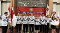 KETUA PB PGRI Basyarudin Thayib saat melantik I Gusti Ngurah Eddy Mulya (2 dari kiri) dan jajaran pengurus PGRI Bali masa bakti 2024-2029 usai Konprov PGRI Bali, Jumat (6/12/2024). Foto: ist KETUA PB PGRI Basyarudin Thayib saat melantik I Gusti Ngurah Eddy Mulya (2 dari kiri) dan jajaran pengurus PGRI Bali masa bakti 2024-2029 usai Konprov PGRI Bali, Jumat (6/12/2024). Foto: ist