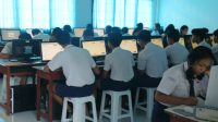 PELAKSANAAN UNBK di SMPN 4 Denpasar pada medio 2018 silam. Kemendikdasmen memberi isyarat kembalinya Ujian Nasional (UN) pada tahun 2026. Pihaknya juga sudah mempersiapkan konsep baru UN. Foto: tra PELAKSANAAN UNBK di SMPN 4 Denpasar pada medio 2018 silam. Kemendikdasmen memberi isyarat kembalinya Ujian Nasional (UN) pada tahun 2026. Pihaknya juga sudah mempersiapkan konsep baru UN. Foto: tra