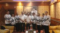 WAKIL Wali Kota Denpasar, I Kadek Agus Arya Wibawa, memberikan apresiasi kepada Persatuan Guru Republik Indonesia (PGRI) Kota Denpasar atas persiapan pelaksanaan Konferensi Tingkat Kota Tahun 2025. Hal ini disampaikan saat menerima audiensi jajaran PGRI Denpasar yang dipimpin Ketua PGRI Denpasar, I Ketut Suarya dan juga didampingi Kadis Pendidikan Kepemudaan dan Olahraga Denpasar, A.A Gede Wiratama pada Rabu (8/1/2025) di Kantor Wali Kota Denpasar. Foto: ist WAKIL Wali Kota Denpasar, I Kadek Agus Arya Wibawa, memberikan apresiasi kepada Persatuan Guru Republik Indonesia (PGRI) Kota Denpasar atas persiapan pelaksanaan Konferensi Tingkat Kota Tahun 2025. Hal ini disampaikan saat menerima audiensi jajaran PGRI Denpasar yang dipimpin Ketua PGRI Denpasar, I Ketut Suarya dan juga didampingi Kadis Pendidikan Kepemudaan dan Olahraga Denpasar, A.A Gede Wiratama pada Rabu (8/1/2025) di Kantor Wali Kota Denpasar. Foto: ist