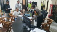 PERSONEL Propam Polda Bali, Selasa (21/1/2025) memeriksa personel SPKT Polsek Kuta, yang menerima bayaran Rp200 ribu untuk membuatkan laporan kehilangan Iphone 14 Pro Max milik warga negara asing. Foto: ist PERSONEL Propam Polda Bali, Selasa (21/1/2025) memeriksa personel SPKT Polsek Kuta, yang menerima bayaran Rp200 ribu untuk membuatkan laporan kehilangan Iphone 14 Pro Max milik warga negara asing. Foto: ist