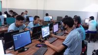 SISWA SMP Sapta Andika Denpasar saat mengikuti ekstrakurikuler coding. Kini, Kemendikdasmen menyiapkan mata pelajaran pilihan baru untuk siswa SD dan SMP, yakni coding dan artificial intelligence. Foto: ist SISWA SMP Sapta Andika Denpasar saat mengikuti ekstrakurikuler coding. Kini, Kemendikdasmen menyiapkan mata pelajaran pilihan baru untuk siswa SD dan SMP, yakni coding dan artificial intelligence. Foto: ist