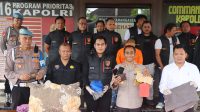 KAPOLRES Karangasem, AKBP I Nengah Sadiarta, melakukan press release pengungkapan kasus pembunuhan disertai pencurian yang terjadi di Banjar Dinas Tegal Sari, Desa Tianyar Barat, Kecamatan Kubu, pada Jumat (17/1/2025). Foto: ist KAPOLRES Karangasem, AKBP I Nengah Sadiarta, melakukan press release pengungkapan kasus pembunuhan disertai pencurian yang terjadi di Banjar Dinas Tegal Sari, Desa Tianyar Barat, Kecamatan Kubu, pada Jumat (17/1/2025). Foto: ist