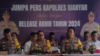 KAPOLRES Gianyar, AKBP Umar, menyampaikan rangkuman situasi keamanan wilayah Gianyar sepanjang tahun 2024. Foto: ist KAPOLRES Gianyar, AKBP Umar, menyampaikan rangkuman situasi keamanan wilayah Gianyar sepanjang tahun 2024. Foto: ist