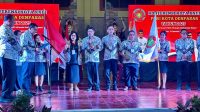 KETUA Umum PGRI Bali, I Gusti Ngurah Eddy Mulya, saat melantik pengurus PGRI Kota Denpasar periode 2024-2029 di aula SMPN 2 Denpasar. I Ketut Suarya, kembali dipercaya menakhodai PGRI Kota Denpasar yang terpilih secara aklamasi. Foto: ist KETUA Umum PGRI Bali, I Gusti Ngurah Eddy Mulya, saat melantik pengurus PGRI Kota Denpasar periode 2024-2029 di aula SMPN 2 Denpasar. I Ketut Suarya, kembali dipercaya menakhodai PGRI Kota Denpasar yang terpilih secara aklamasi. Foto: ist