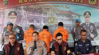 KAPOLRES Gianyar, AKBP Umar, didampingi Kasatreskrim AKP M Gananta, KBO Reskrim Iptu Kadek Sumerta dan Kasihumas Iptu I Nyoman Tantra memberi keterangan kepada media. Foto: adi KAPOLRES Gianyar, AKBP Umar, didampingi Kasatreskrim AKP M Gananta, KBO Reskrim Iptu Kadek Sumerta dan Kasihumas Iptu I Nyoman Tantra memberi keterangan kepada media. Foto: adi