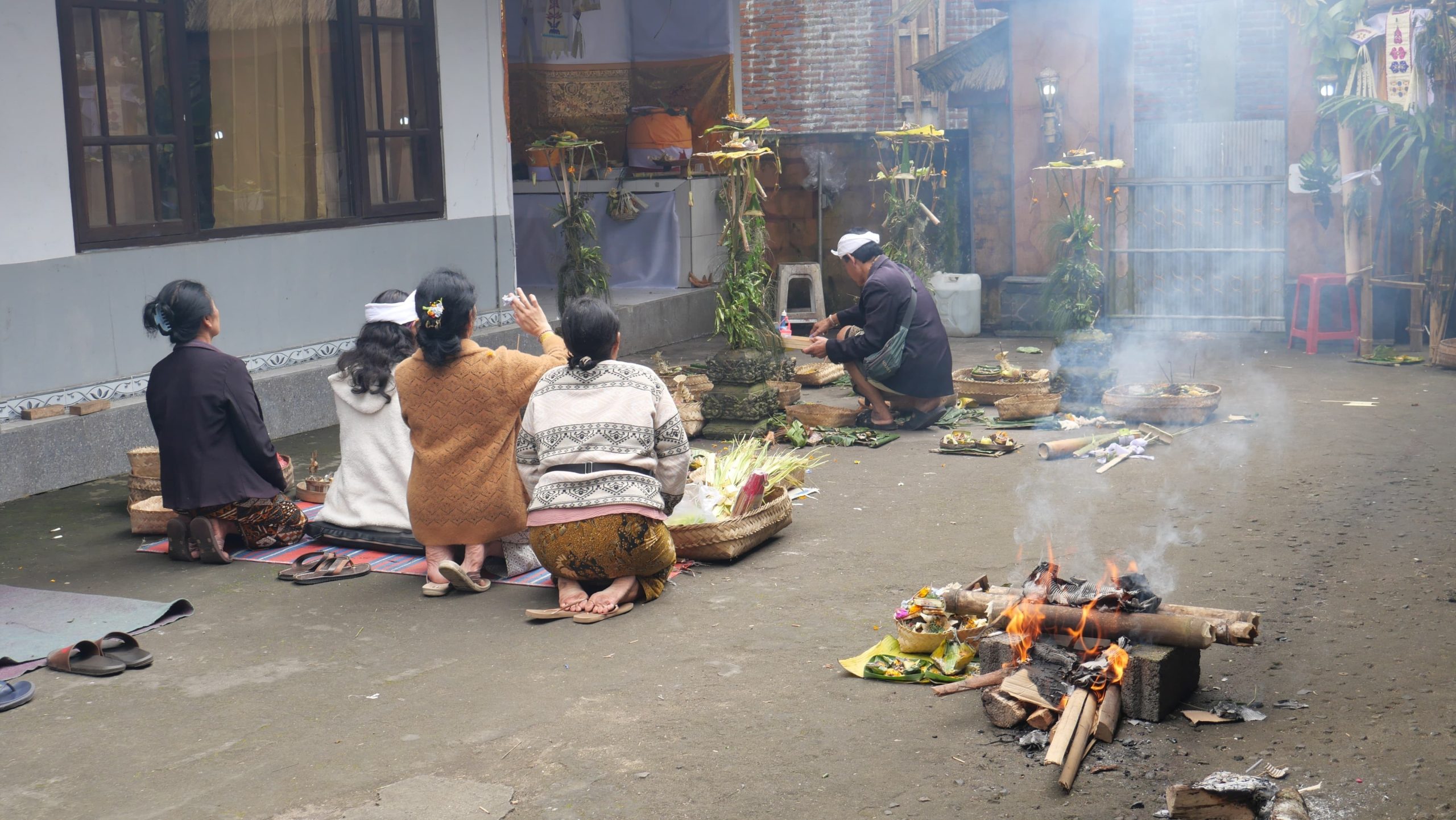 RANGKAIAN upacara palebon Palinggih Dane Jero Gede Batur Kawanan (Alitan) dimulai dengan proses Netegang Karya. Palebon dilaksanakan pada Jumat (24/1/2025). Foto: ist