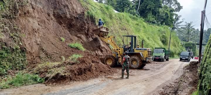 BENCANA tanah longsor cukup dahsyat terjadi di tebing pinggir jalan Bangli-Nongan, tepatnya di Banjar Jehem Kelod, Desa Jehem, Kecamatan Tembuku, Selasa (31/12/2024). Foto: ist
