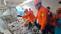 PROSES pencarian dan evakuasi korban tanah longsor di Jalan Ken Dedes, Desa Ubung Kaja, Kecamatan Denpasar Utara, Kota Denpasar, Senin (20/1/2025). Foto: ist PROSES pencarian dan evakuasi korban tanah longsor di Jalan Ken Dedes, Desa Ubung Kaja, Kecamatan Denpasar Utara, Kota Denpasar, Senin (20/1/2025). Foto: ist