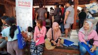 PULUHAN orang tua siswa mendatangi Disdikpora Kota Denpasar pada PPDB, Senin (8/7/2024). Mereka mempertanyakan anaknya diterima di sekolah yang jauh dari rumahnya. Foto: tra PULUHAN orang tua siswa mendatangi Disdikpora Kota Denpasar pada PPDB, Senin (8/7/2024). Mereka mempertanyakan anaknya diterima di sekolah yang jauh dari rumahnya. Foto: tra