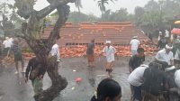 BANGUNAN Balai Pesandekan (tempat istirahat) di Jaba Tengah Pura Dalem Desa Adat Guwang, Sukawati, roboh akibat angin puting beliung, Minggu (9/2/2025). Foto: ist BANGUNAN Balai Pesandekan (tempat istirahat) di Jaba Tengah Pura Dalem Desa Adat Guwang, Sukawati, roboh akibat angin puting beliung, Minggu (9/2/2025). Foto: ist