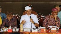 DEWA Mahayadnya memberi penjelasan kepada pengunjuk rasa dari BEM Unud dan FDT mengenai bus TMD, dan berjanji akan mengaktifkan kembali operasionalnya memakai APBD Perubahan 2025 mendahului. Foto: ist DEWA Mahayadnya memberi penjelasan kepada pengunjuk rasa dari BEM Unud dan FDT mengenai bus TMD, dan berjanji akan mengaktifkan kembali operasionalnya memakai APBD Perubahan 2025 mendahului. Foto: ist