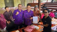 DEWA Mahayadnya menunjukkan pakta integritas yang ditandatangani bersama Koordinator Aliansi Bali Tidak Diam, Indra Wiyasa, untuk dikirim ke Presiden Prabowo melalui Mendagri. Foto: hen DEWA Mahayadnya menunjukkan pakta integritas yang ditandatangani bersama Koordinator Aliansi Bali Tidak Diam, Indra Wiyasa, untuk dikirim ke Presiden Prabowo melalui Mendagri. Foto: hen