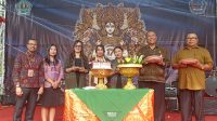 PUNCAK HUT ke-17 SMPN 12 Denpasar ditandai dengan pemotongan tumpeng oleh Kepala SMPN 12 Denpasar, Titik Farniati, lanjut diserahkan pada Kepala Dinas Pendidikan Kepemudaan dan Olahraga Kota Denpasar, Anak Agung Gede Wiratama. Foto: tra PUNCAK HUT ke-17 SMPN 12 Denpasar ditandai dengan pemotongan tumpeng oleh Kepala SMPN 12 Denpasar, Titik Farniati, lanjut diserahkan pada Kepala Dinas Pendidikan Kepemudaan dan Olahraga Kota Denpasar, Anak Agung Gede Wiratama. Foto: tra