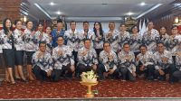 KETUA PGRI Provinsi Bali, IGN Eddy Mulya, dan Ketua PGRI Kota Denpasar, I Ketut Suarya, foto bersama pengurus PGRI Kota Denpasar usai penetapan dan pengukuhan pengurus PGRI Kota Denpasar masa bakti XXIII tahun 2025-2030, di Aula SMK PGRI 3 Denpasar, Senin (17/2/2025). Foto: tra KETUA PGRI Provinsi Bali, IGN Eddy Mulya, dan Ketua PGRI Kota Denpasar, I Ketut Suarya, foto bersama pengurus PGRI Kota Denpasar usai penetapan dan pengukuhan pengurus PGRI Kota Denpasar masa bakti XXIII tahun 2025-2030, di Aula SMK PGRI 3 Denpasar, Senin (17/2/2025). Foto: tra
