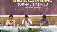 KETUA KPU Bali, I Dewa Agung Gede Lidartawan (tengah) saat kegiatan riung media (media gathering) Jurnalis Pemilu. Foto: ist KETUA KPU Bali, I Dewa Agung Gede Lidartawan (tengah) saat kegiatan riung media (media gathering) Jurnalis Pemilu. Foto: ist