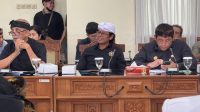 KETUA PHDI Bali, Nyoman Kenak (tengah), saat mengikuti rapat dengar pendapat Komisi I DPRD Bali, Kamis (13/2/2025). Konsistensi PHDI Bali dalam mengurus umat diapresiasi Komisi I. Foto: hen KETUA PHDI Bali, Nyoman Kenak (tengah), saat mengikuti rapat dengar pendapat Komisi I DPRD Bali, Kamis (13/2/2025). Konsistensi PHDI Bali dalam mengurus umat diapresiasi Komisi I. Foto: hen