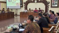SUASANA rapat kerja Komisi 4 DPRD Bali dengan sejumlah kepala SMAN/SMKN di Bali. Foto: hen SUASANA rapat kerja Komisi 4 DPRD Bali dengan sejumlah kepala SMAN/SMKN di Bali. Foto: hen