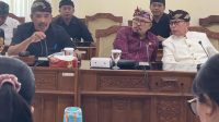 NYOMAN Budiutama (pegang mik) saat memimpin rapat dengar pendapat Komisi I DPRD Bali bersama instansi terkait dan manajemen Finns Beach Club. Foto: hen NYOMAN Budiutama (pegang mik) saat memimpin rapat dengar pendapat Komisi I DPRD Bali bersama instansi terkait dan manajemen Finns Beach Club. Foto: hen