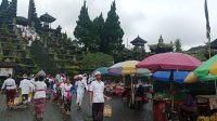 SEMPAT ditertibkan pada masa pemerintahan Gubernur Wayan Koster periode pertama, pedagang kini kembali berjualan bebas di sepanjang jalur bencingah atau jalan utama menuju Pura Penataran Agung Besakih, Karangasem. Foto: ist SEMPAT ditertibkan pada masa pemerintahan Gubernur Wayan Koster periode pertama, pedagang kini kembali berjualan bebas di sepanjang jalur bencingah atau jalan utama menuju Pura Penataran Agung Besakih, Karangasem. Foto: ist