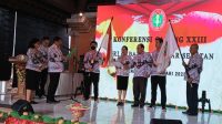 KETUA PGRI Kota Denpasar, I Ketut Suarya, melantik Pengurus PGRI Cabang Denpasar Selatan, Sabtu (1/2/2025). Ni Wayan Raiyani terpilih kembali sebagai Ketua PGRI Cabang Denpasar Selatan untuk periode 2024-2029. Foto: tra KETUA PGRI Kota Denpasar, I Ketut Suarya, melantik Pengurus PGRI Cabang Denpasar Selatan, Sabtu (1/2/2025). Ni Wayan Raiyani terpilih kembali sebagai Ketua PGRI Cabang Denpasar Selatan untuk periode 2024-2029. Foto: tra